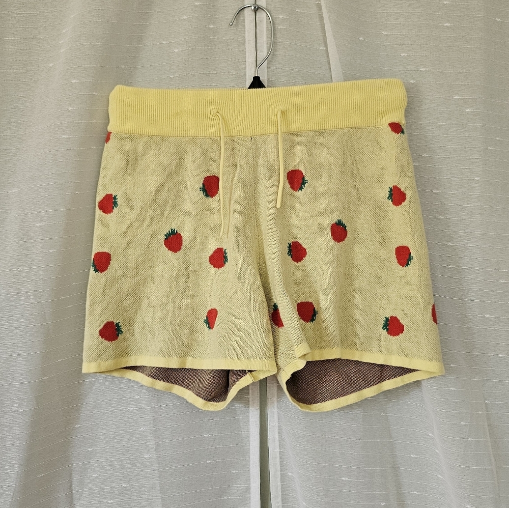 A MONDAY IN COPENHAGEN Andie Knit Yellow Strawberry Patterned Short Size 10 - Picture 2 of 9